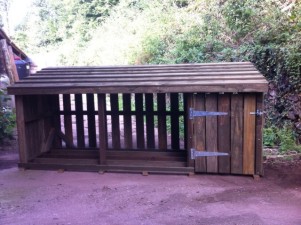 Log store with recycling box compartment